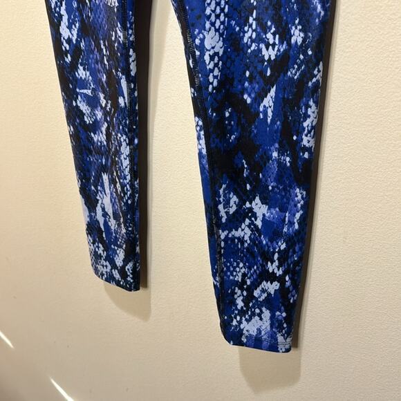 ALO Yoga Airbrush Legging - Blue Python Print Size S - Picture 4 of 6